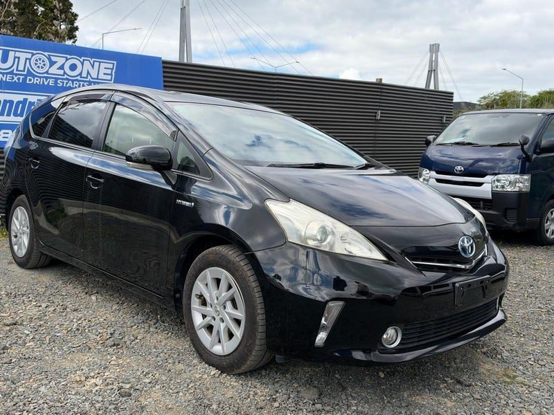 2013 Toyota Prius Alpha S, photo 2