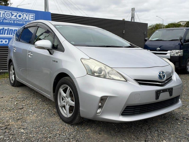 2012 Toyota Prius Alpha S, photo 2