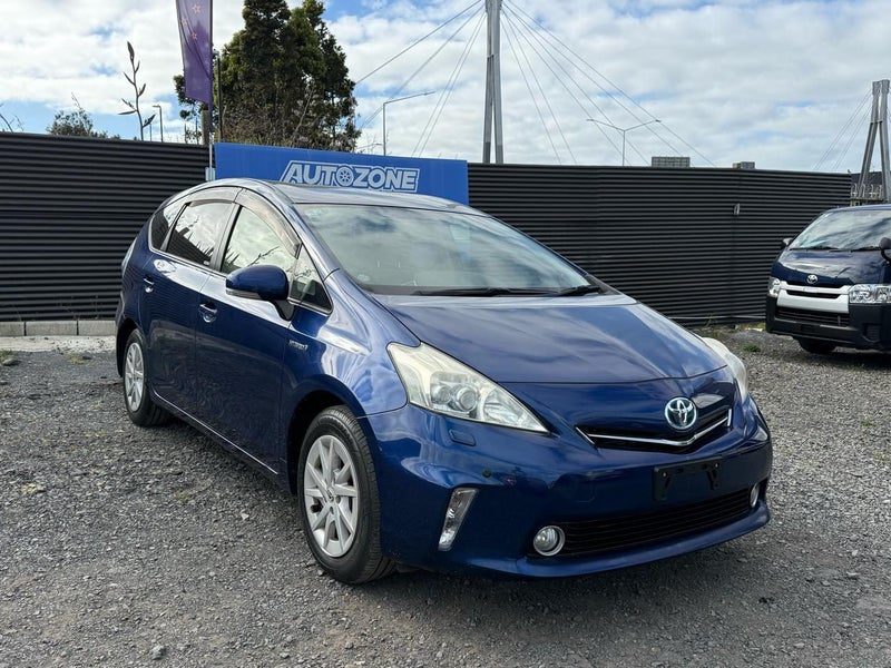 2013 Toyota Prius Alpha 7-Seater, photo 2