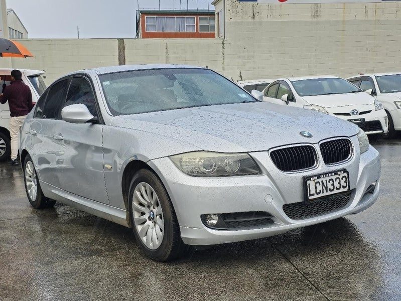 2009 BMW 320i **Alloys, Electric Seats**, photo 2