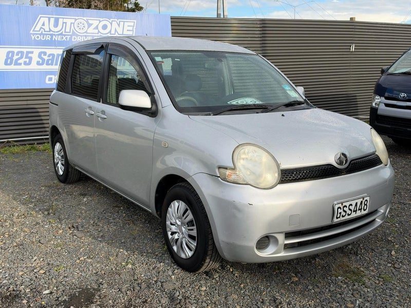 2004 Toyota Sienta, photo 2