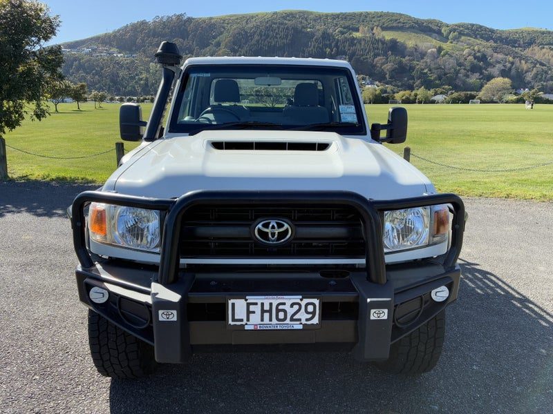 2018 Toyota Land Cruiser LT, photo 2