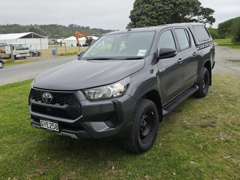 2024 Toyota Hilux SR, photo 2