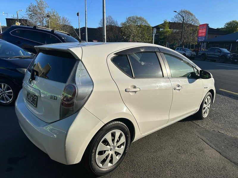 2013 Toyota Aqua, photo 2