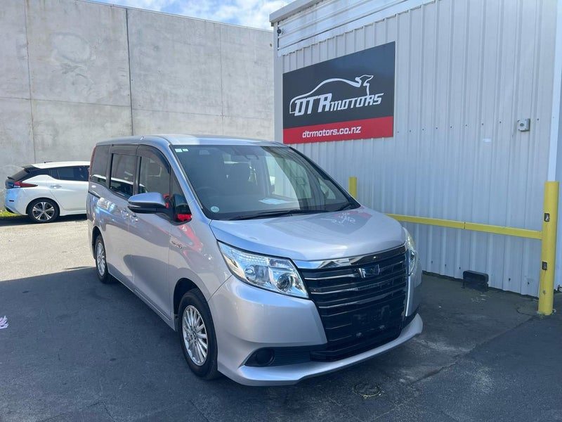 2017 Toyota Noah Hybrid !