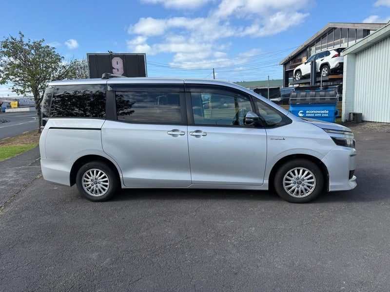 2014 Toyota Voxy 7 Seater, photo 3