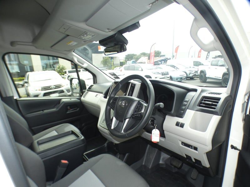 2025 Toyota Hiace ZX, photo 2