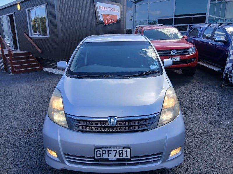 2005 Toyota Isis 7 Seater, photo 2