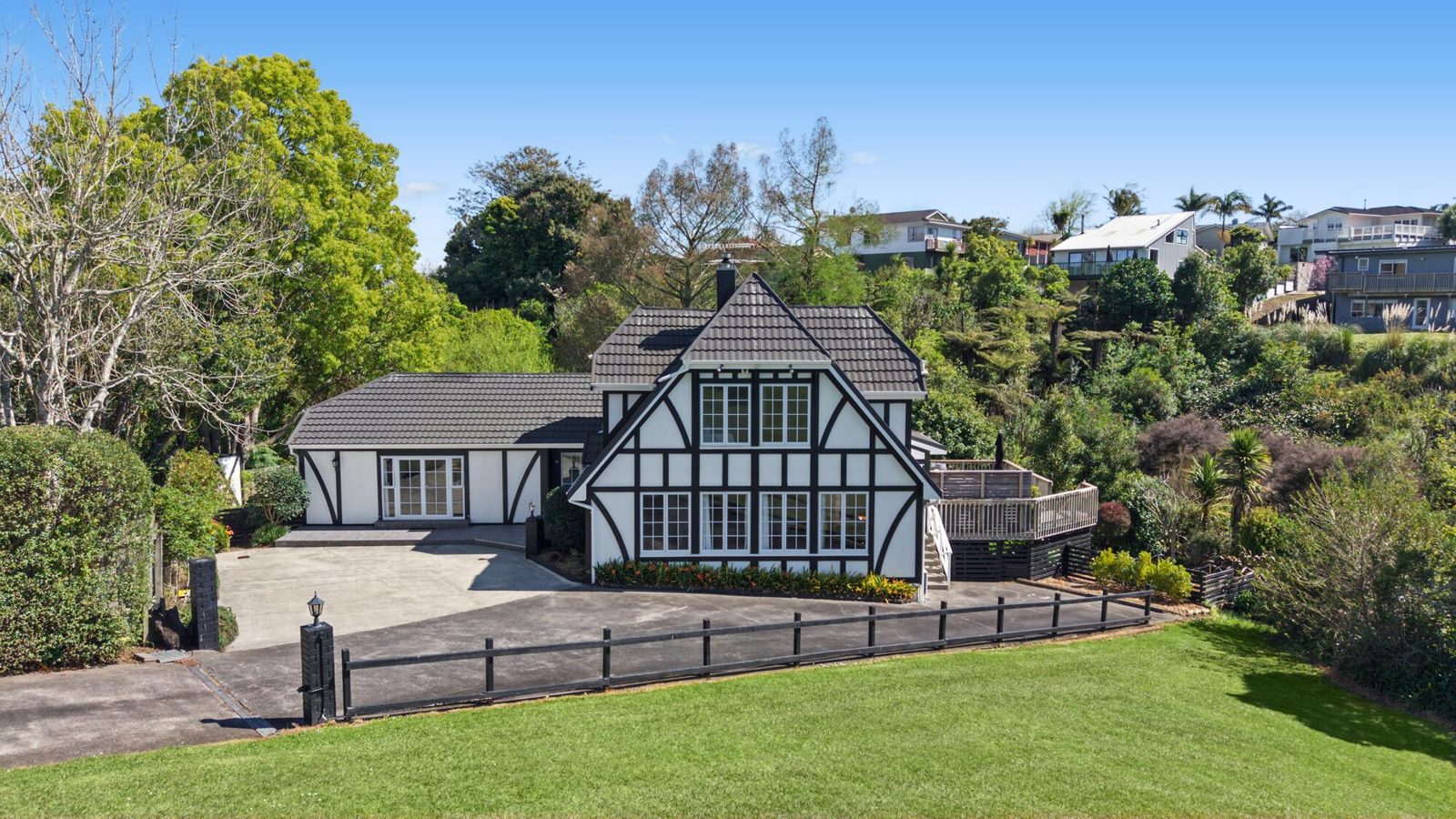 27 Charles Dickens Drive, Mellons Bay, photo 1