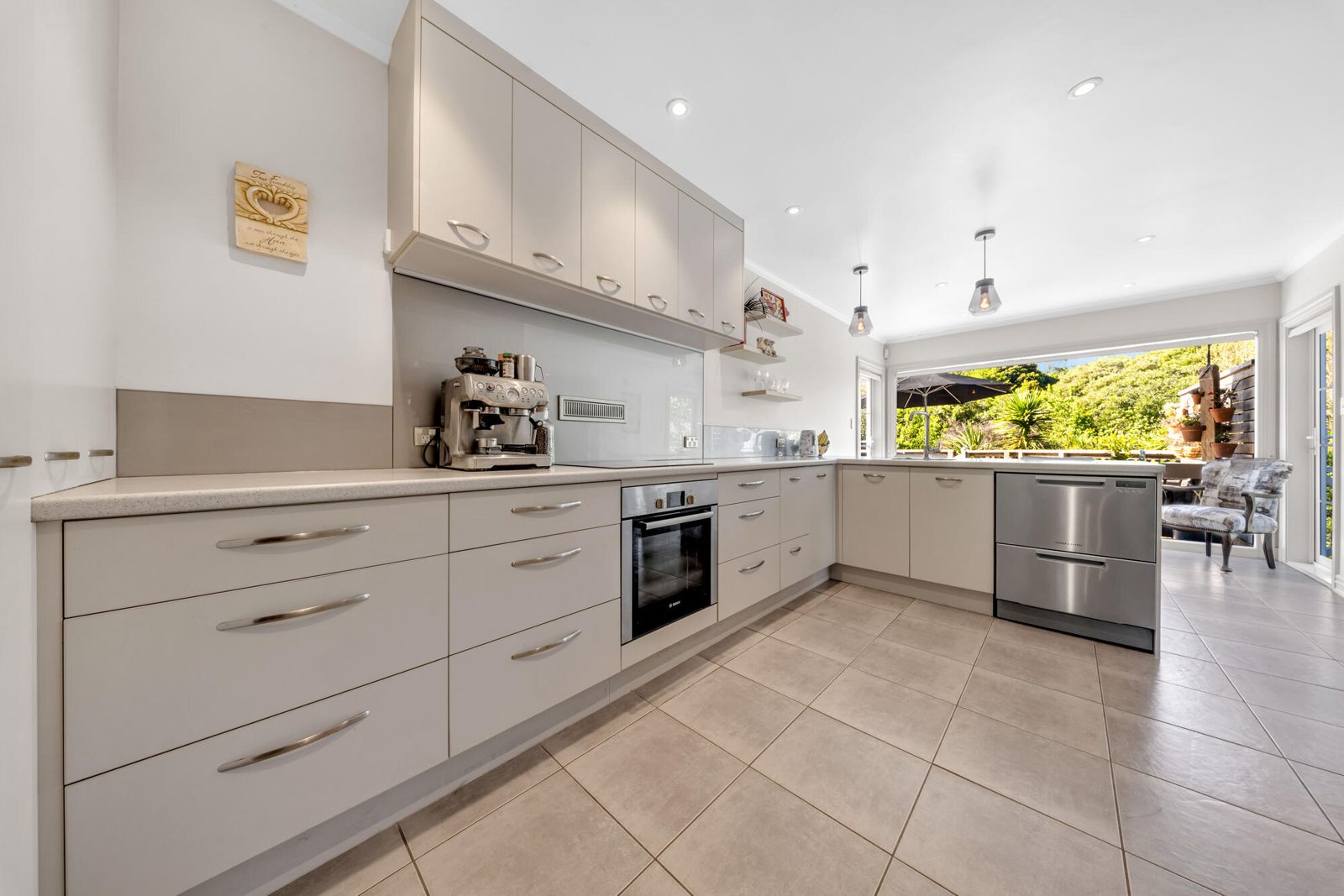 27 Charles Dickens Drive, Mellons Bay, photo 4