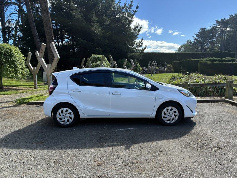 2018 Toyota Aqua Hybrid, photo 2