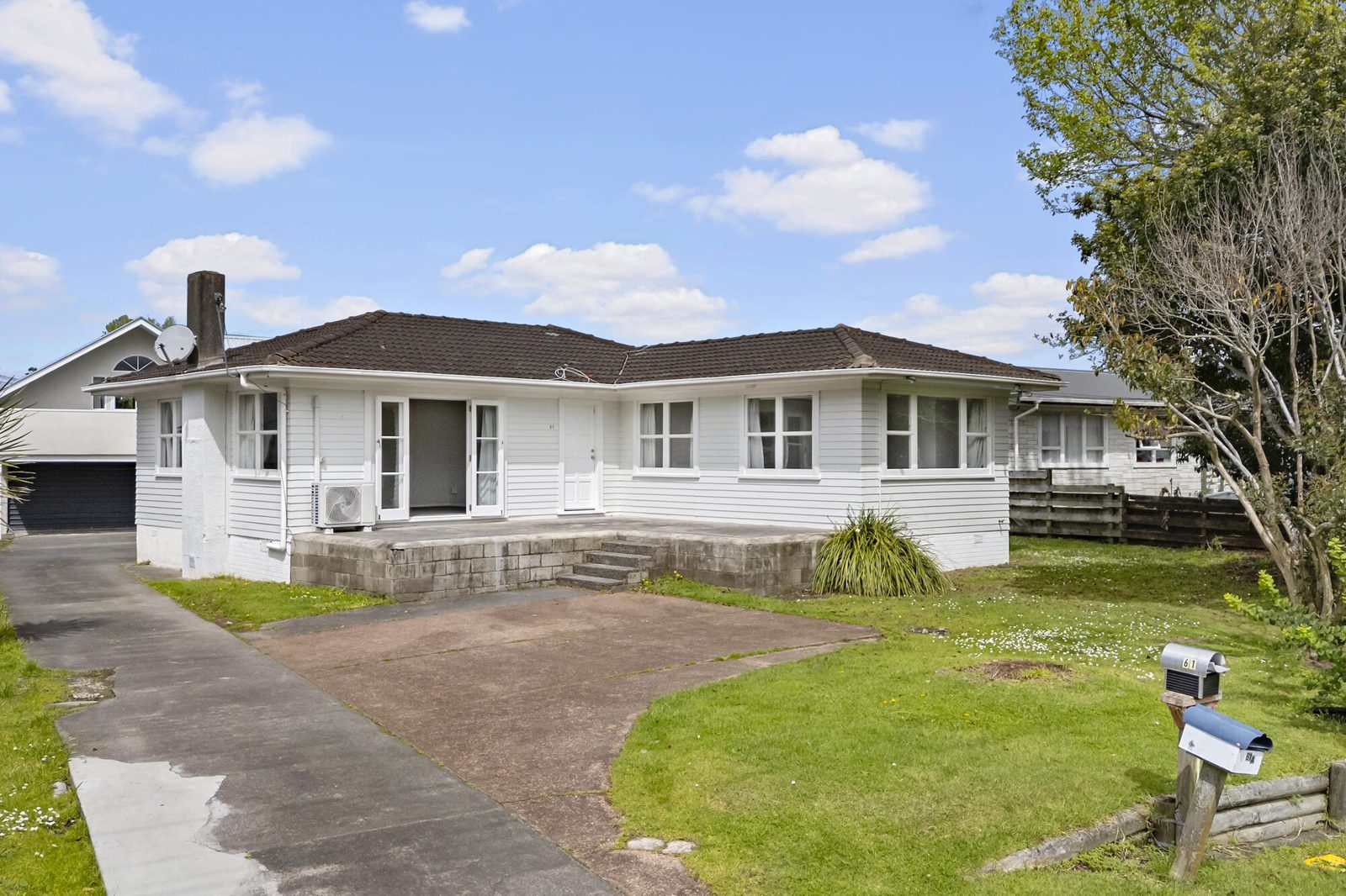 61 Gloria Avenue, Te Atatu Peninsula, photo 1