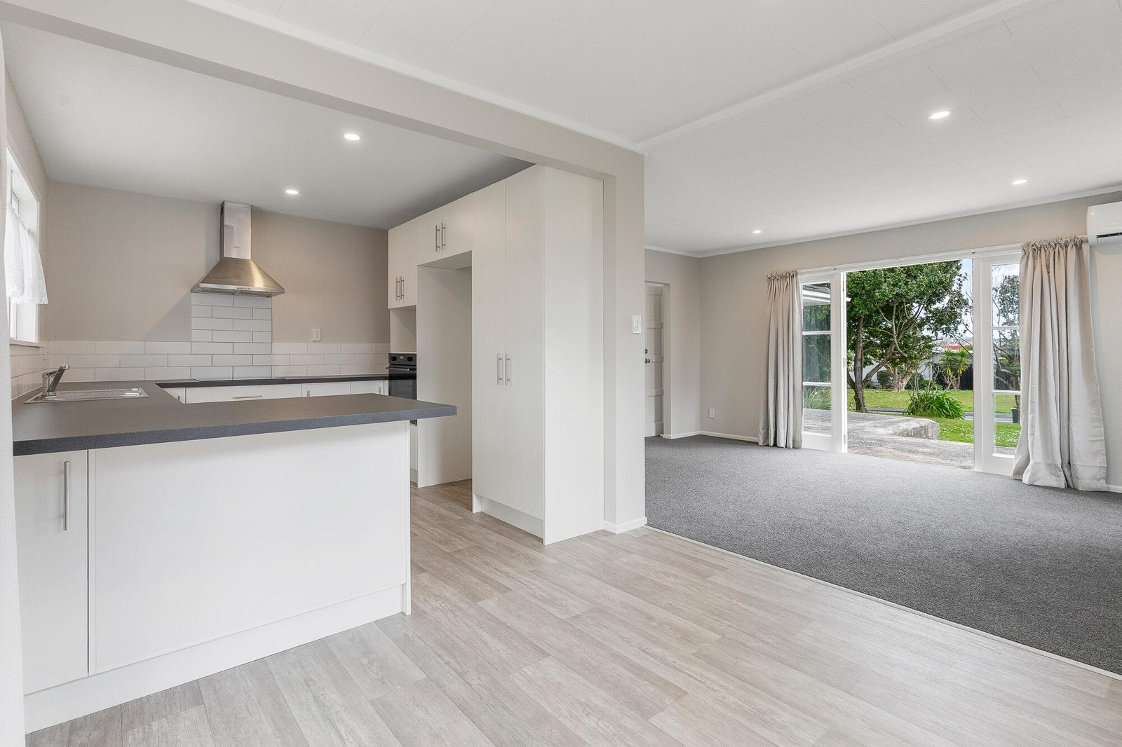 61 Gloria Avenue, Te Atatu Peninsula, photo 4