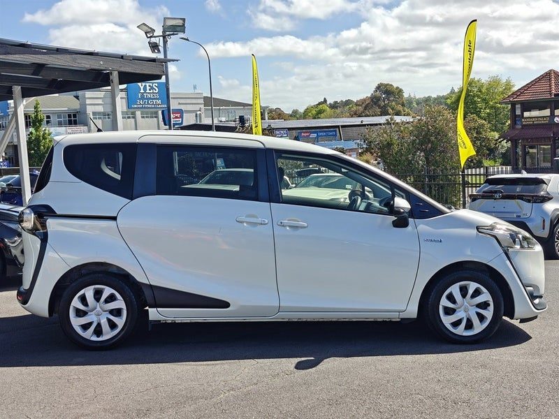2015 Toyota Sienta Hybrid, photo 3
