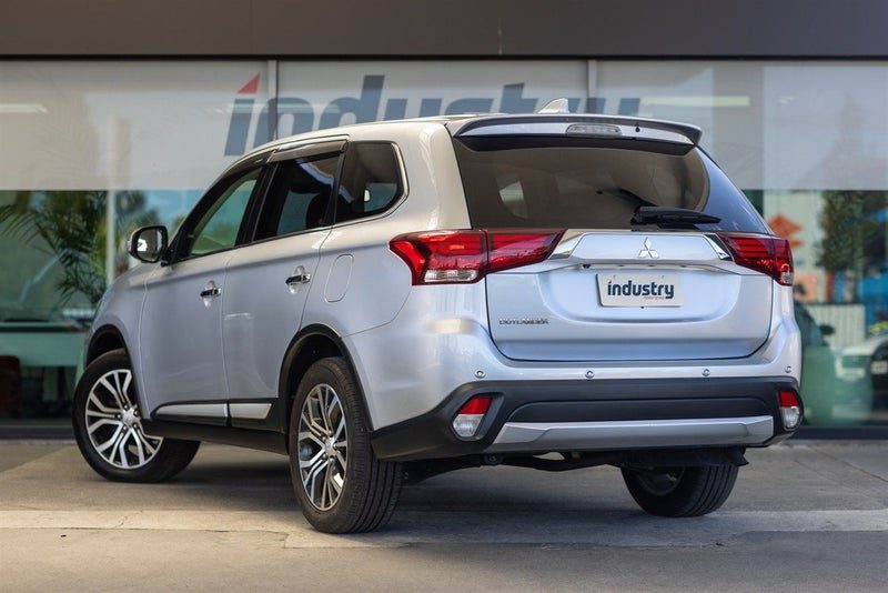 2017 Mitsubishi Outlander 7 Seater High Spec, photo 2