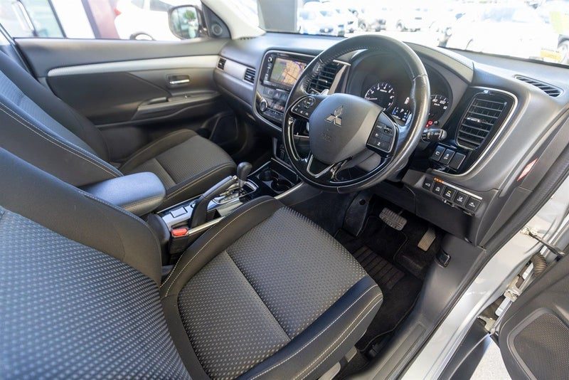 2017 Mitsubishi Outlander 7 Seater High Spec, photo 3