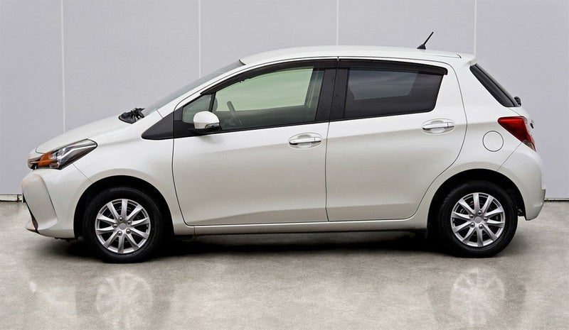 2016 Toyota Vitz F 1.0 Petrol, photo 2