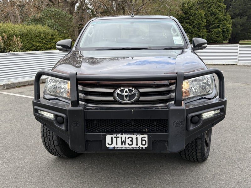 2016 Toyota Hilux SR 2.8LTR 6 SPEED MANUAL 2WD, photo 2