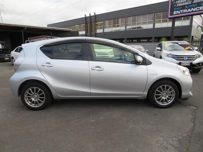 2012 Toyota Aqua, photo 2