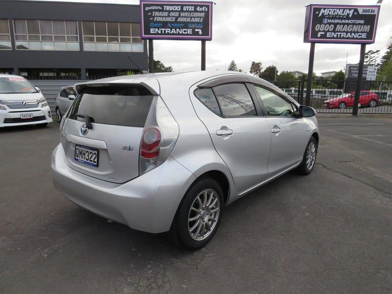 2012 Toyota Aqua, photo 3