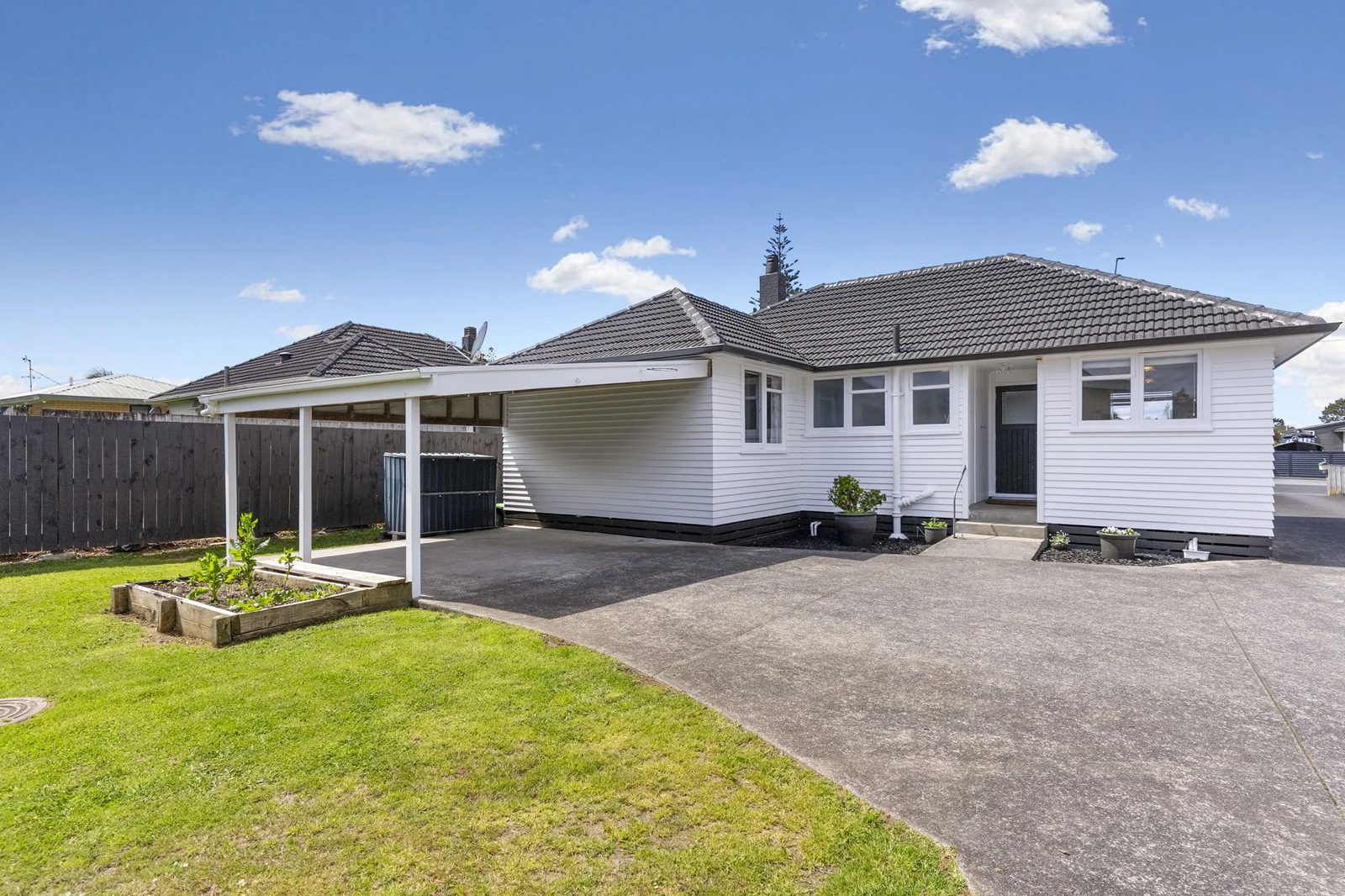 56 Kelwyn Road, Kelston, photo 1