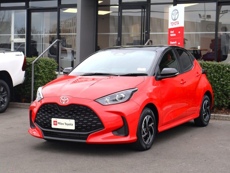 2024 Toyota Yaris 1.5 Hybrid X, Alloys, photo 3