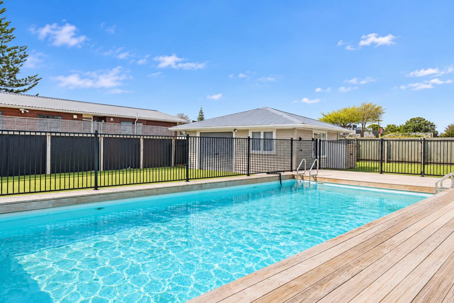 13 Peachgrove Road, Te Atatu Peninsula, photo 3