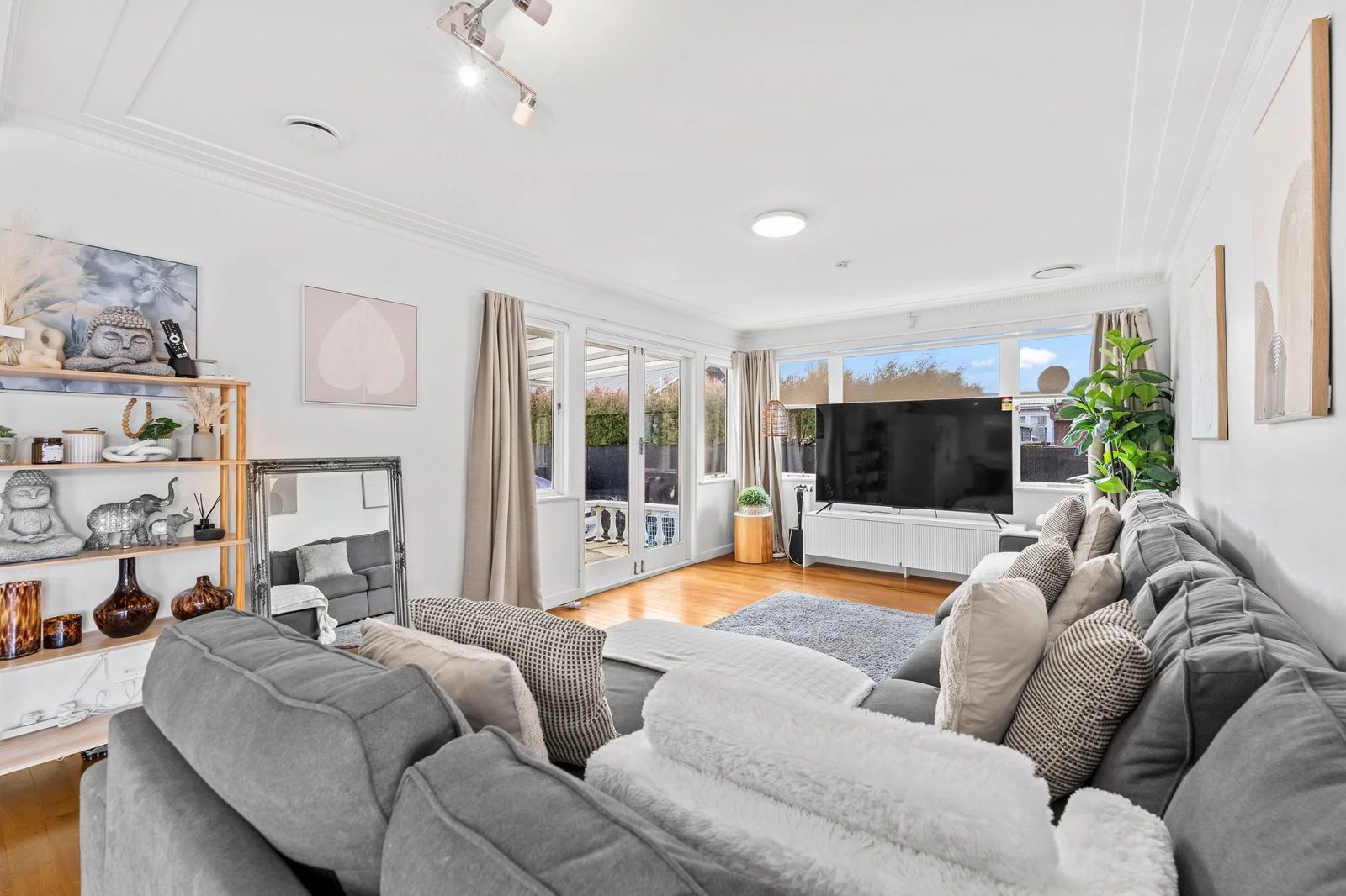 13 Peachgrove Road, Te Atatu Peninsula, photo 6
