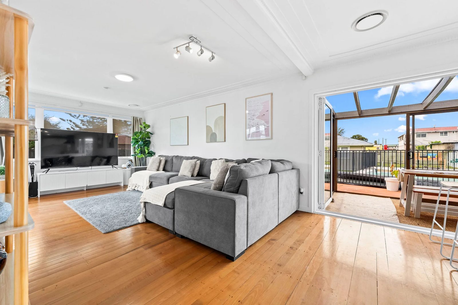 13 Peachgrove Road, Te Atatu Peninsula, photo 9