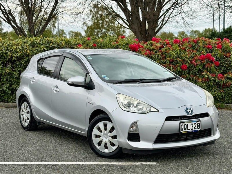 2013 Toyota Aqua Hybrid, photo 2