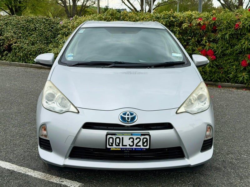 2013 Toyota Aqua Hybrid, photo 3