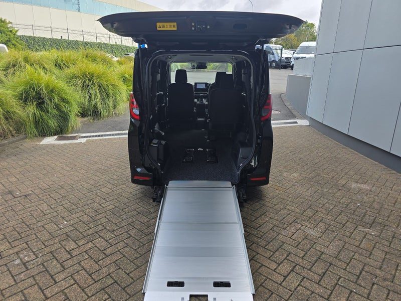 2022 Toyota Noah Hybrid + Welcab Ramp
