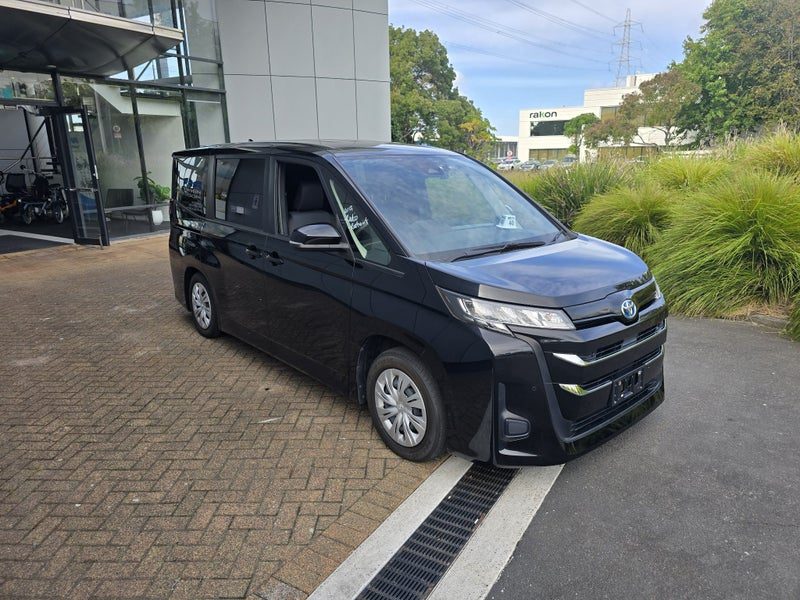 2022 Toyota Noah Hybrid + Welcab Ramp, photo 2