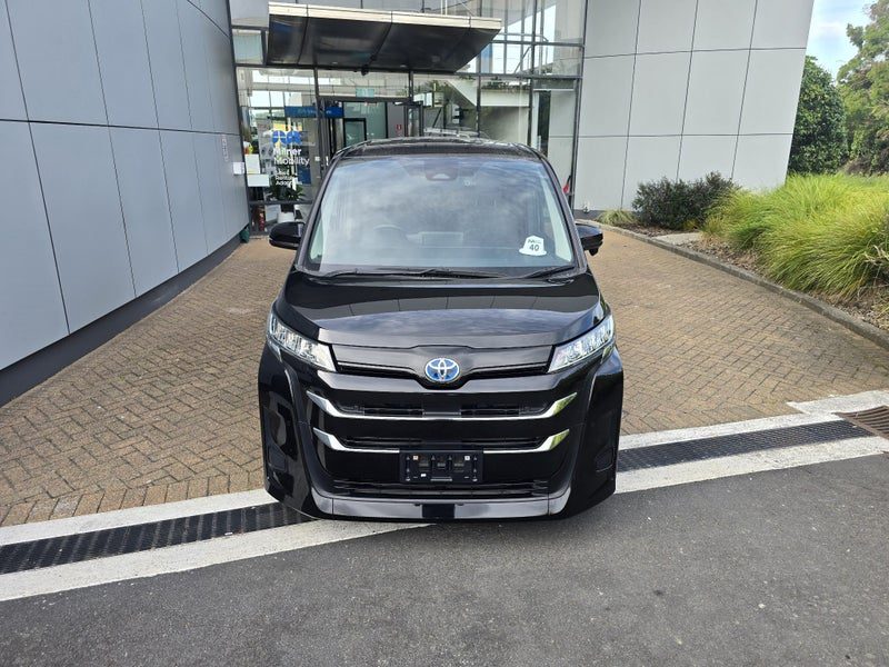 2022 Toyota Noah Hybrid + Welcab Ramp, photo 3