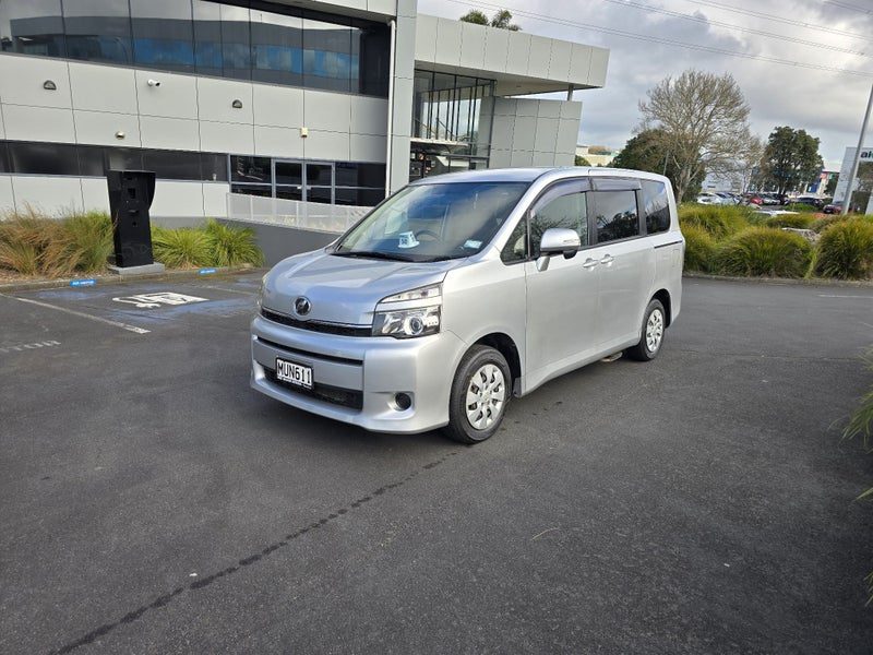 2013 Toyota Voxy, photo 2