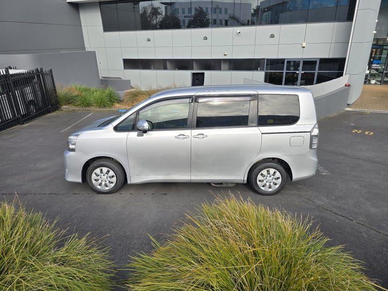 2013 Toyota Voxy, photo 3