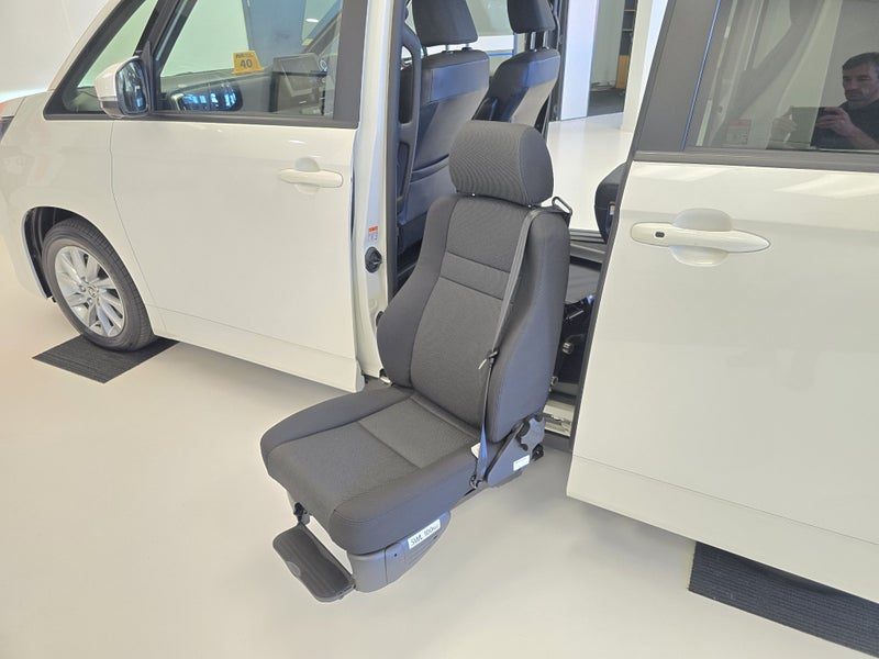2022 Toyota Noah Hybrid EV, photo 2