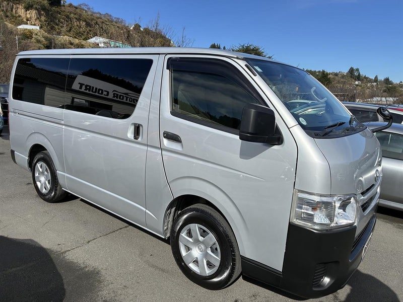 2021 Toyota Hiace DX, photo 2