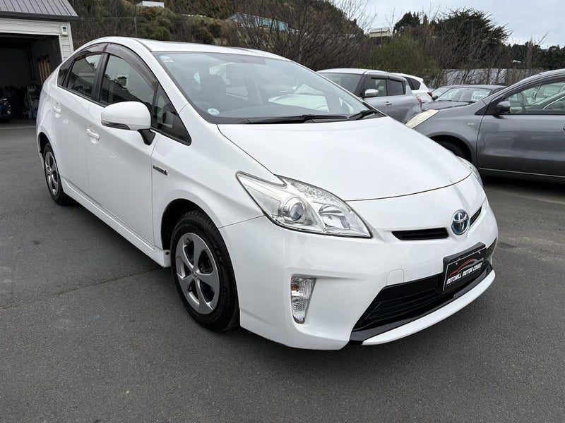 2014 Toyota Prius 5D L, photo 2
