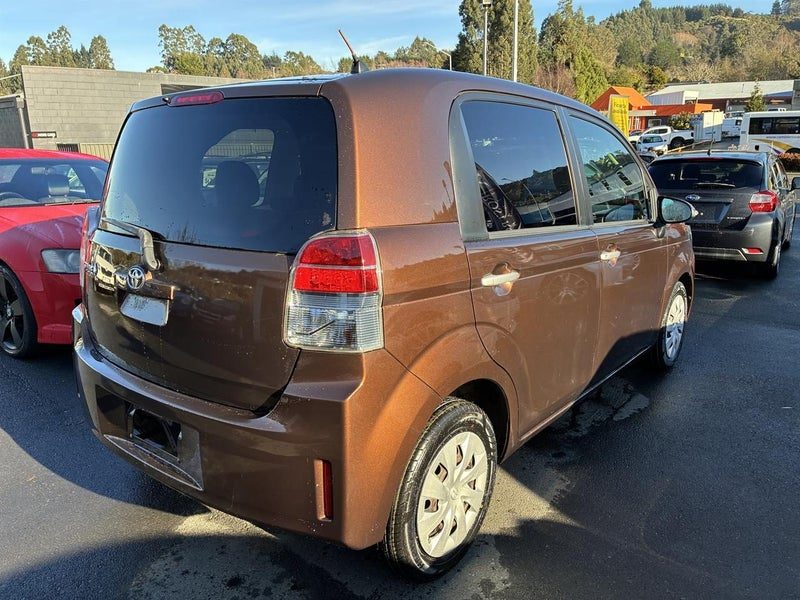 2013 Toyota Spade F, photo 3