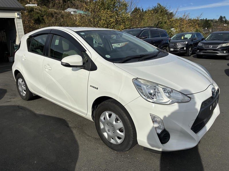 2015 Toyota Aqua L, photo 2