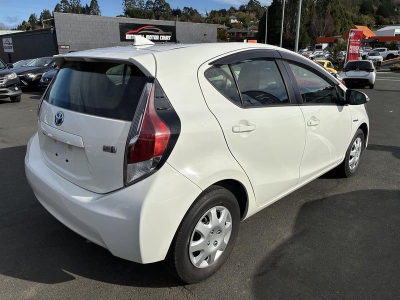 2015 Toyota Aqua L, photo 3