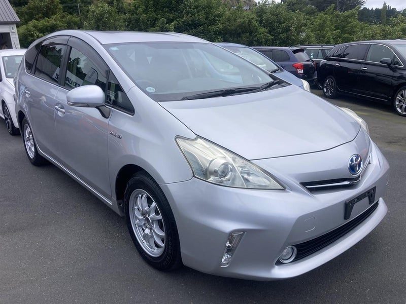 2013 Toyota Prius ALPHA S, photo 2