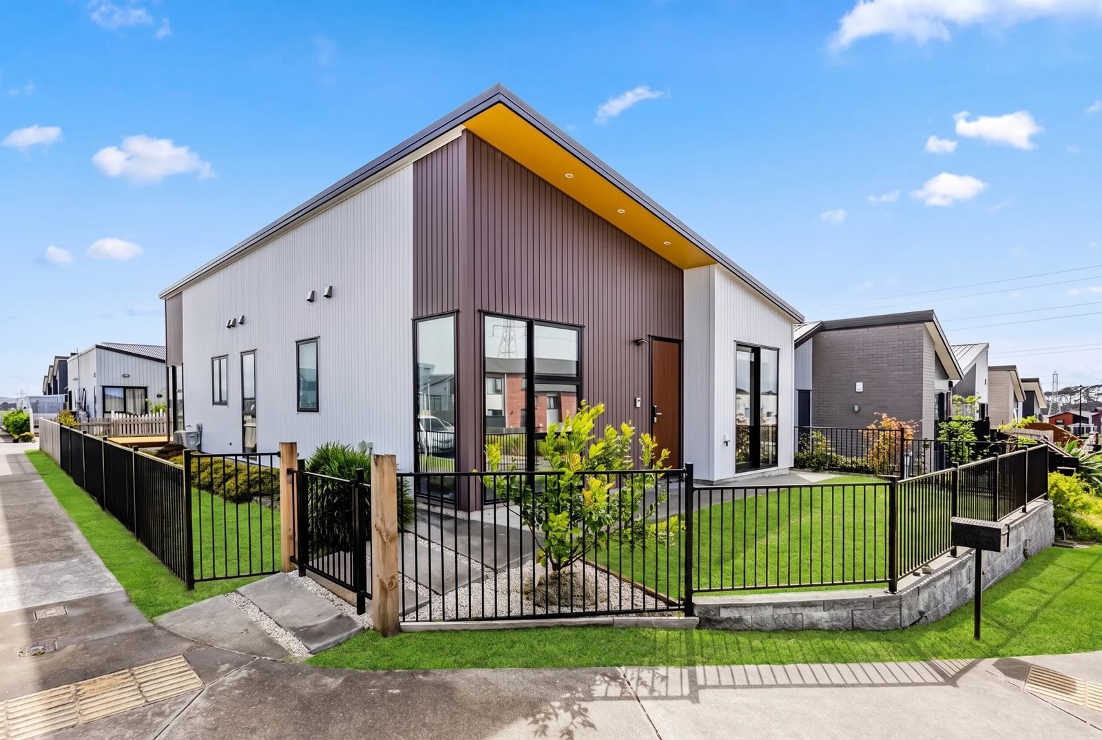 16 Taiororua Avenue, Massey, photo 1
