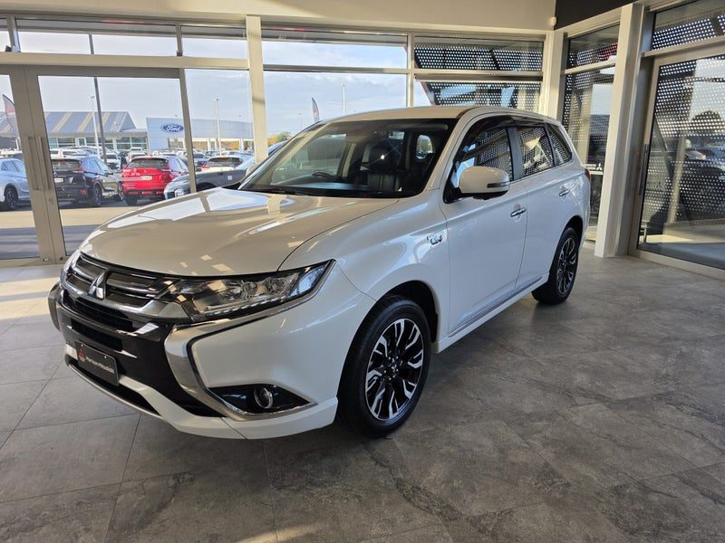 2016 Mitsubishi Outlander G 5 Seater, photo 2