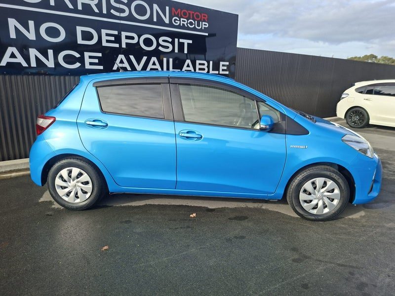 2017 Toyota Vitz, photo 2