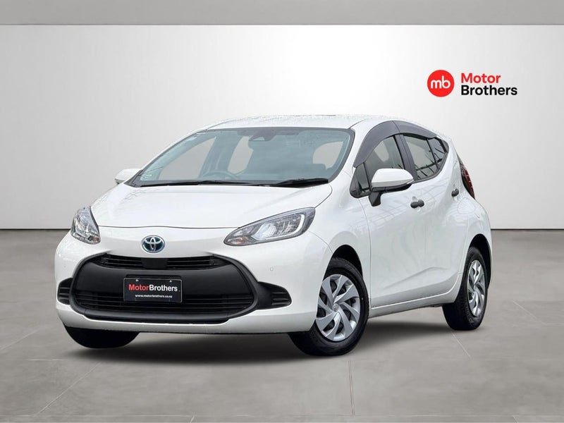 2023 Toyota Aqua B Push Button Start, photo 3