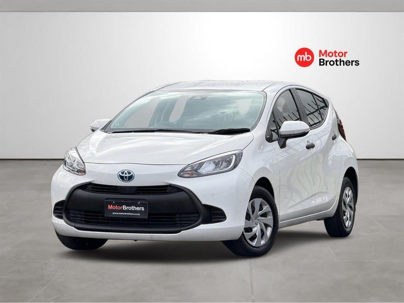 2023 Toyota Aqua B Push Button Start, photo 2