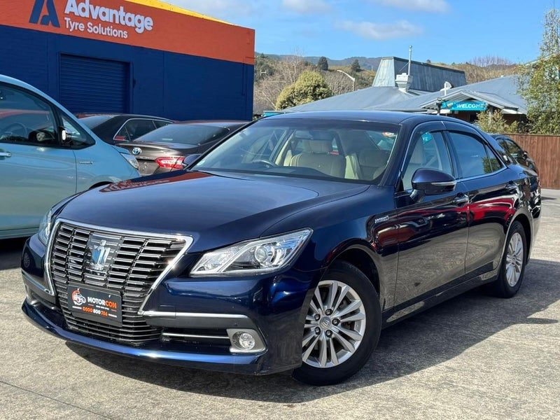 2014 Toyota Crown Royal Saloon, photo 3