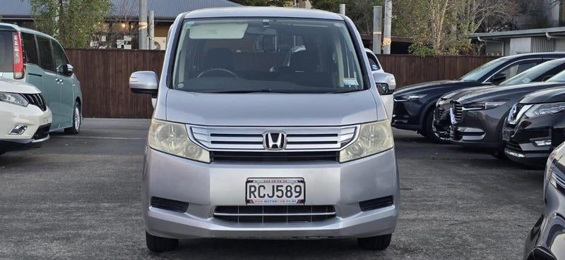 2010 Honda Step Wagon, photo 2